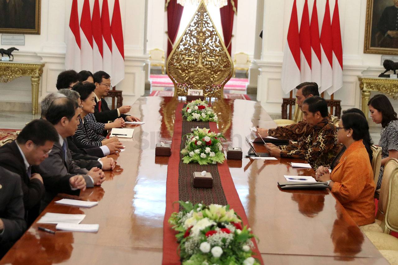 Presiden Jokowi Terima...