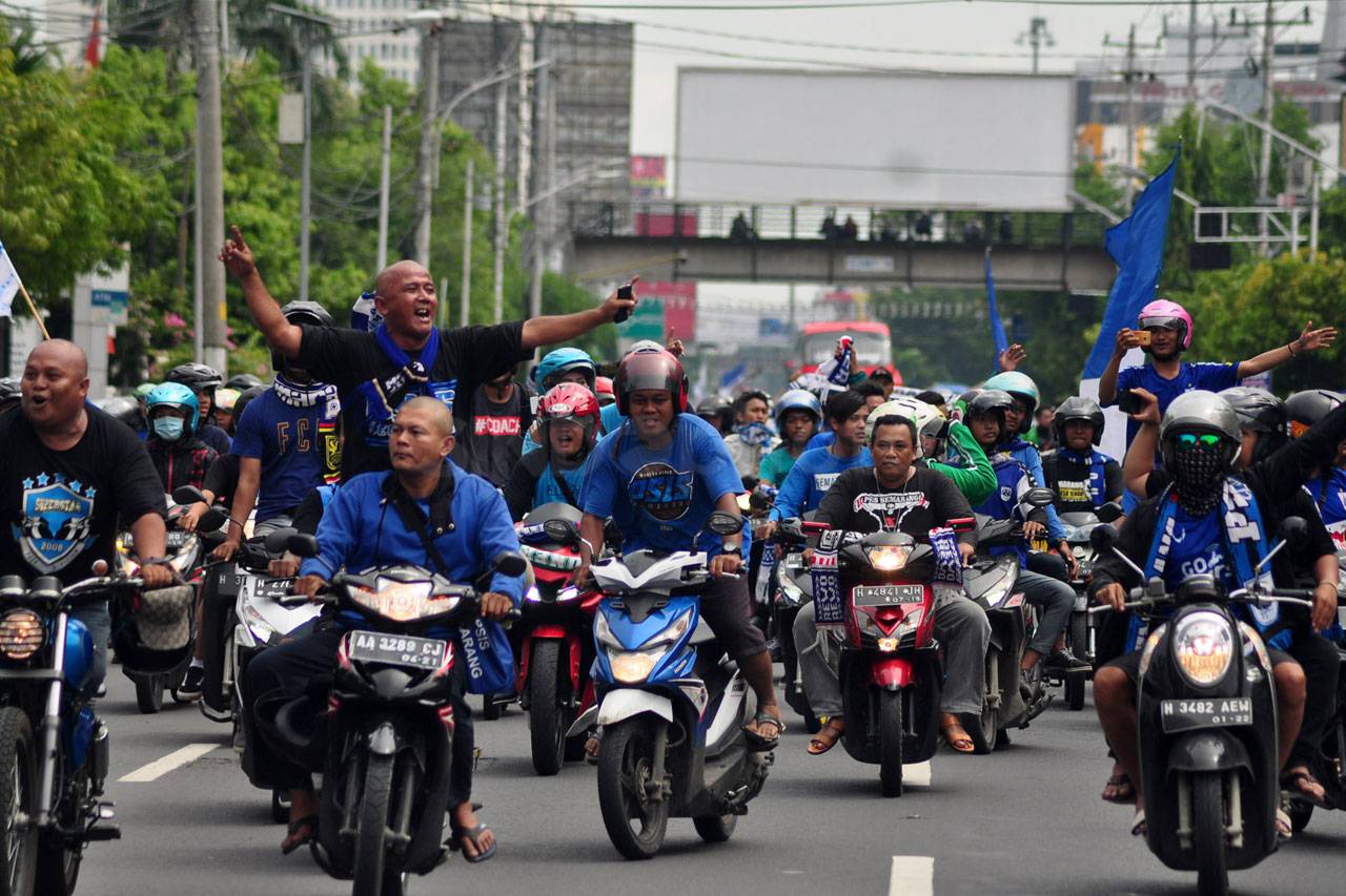 Ribuan Suporter Sambut...