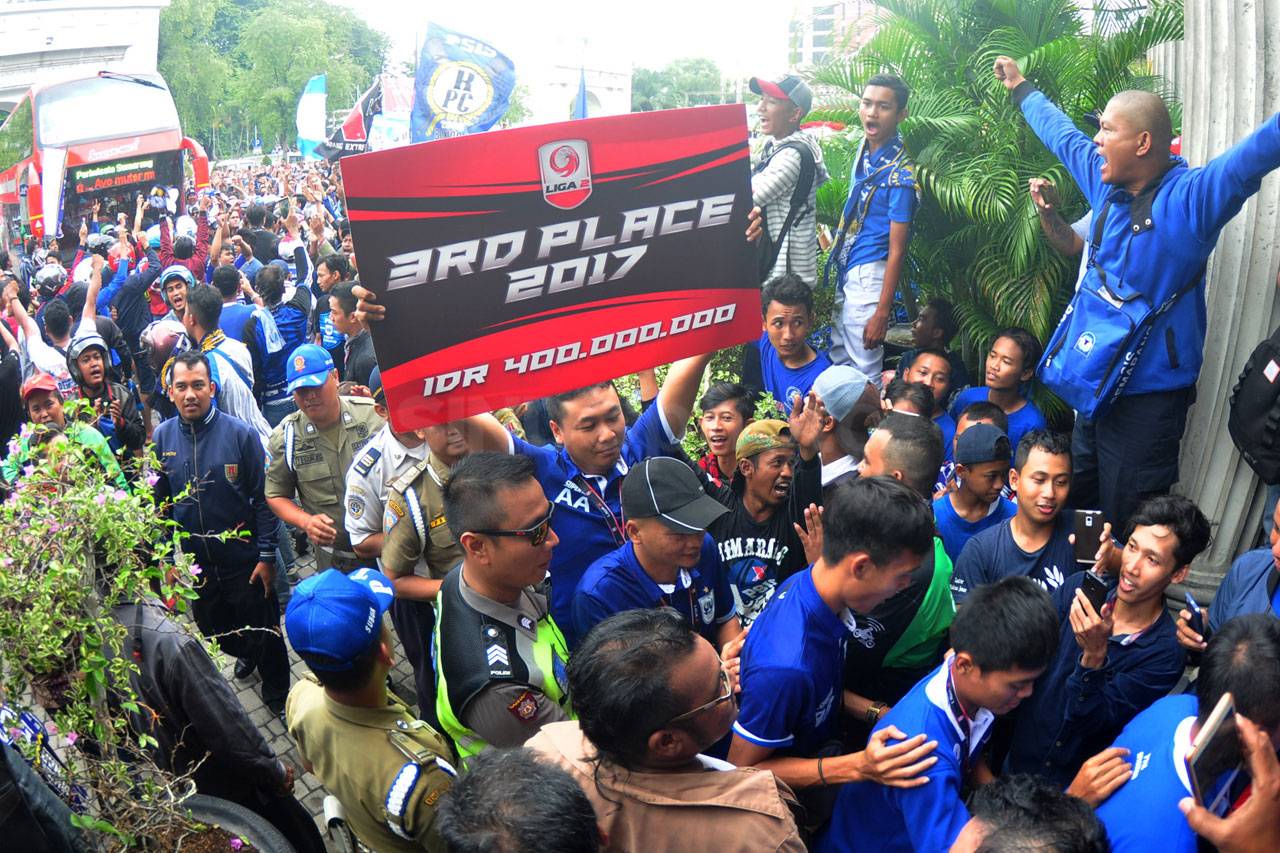 Ribuan Suporter Sambut...