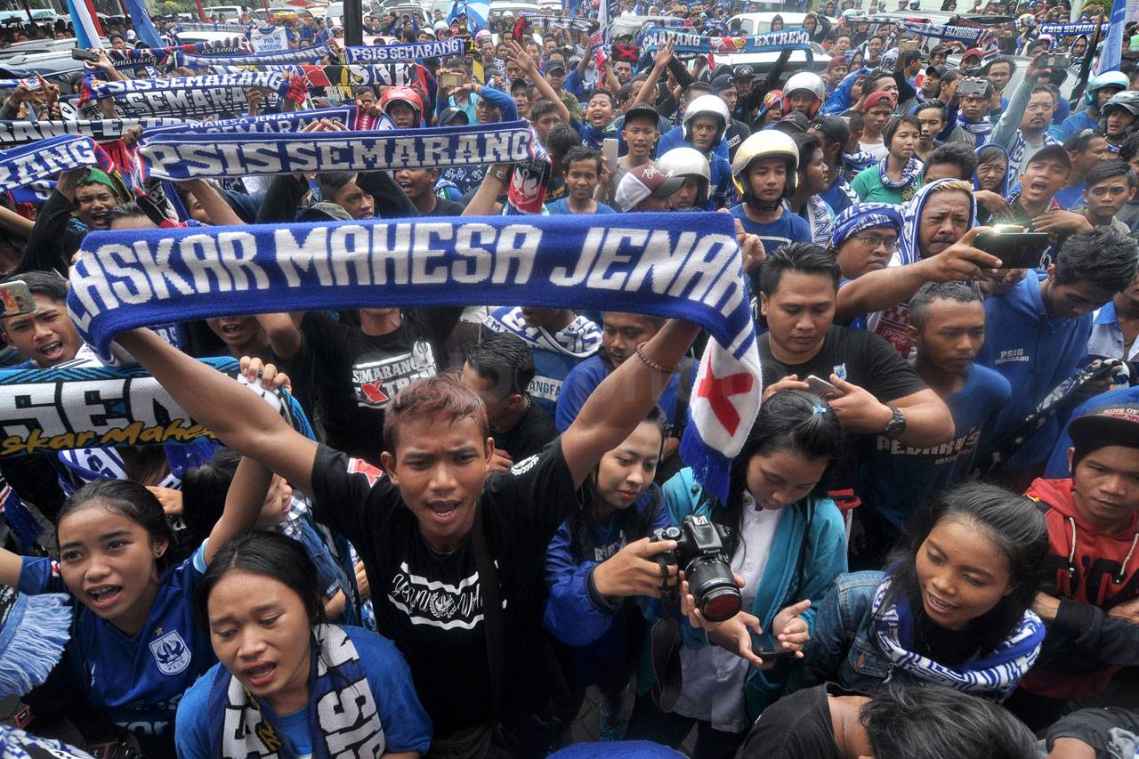 Ribuan Suporter Sambut...