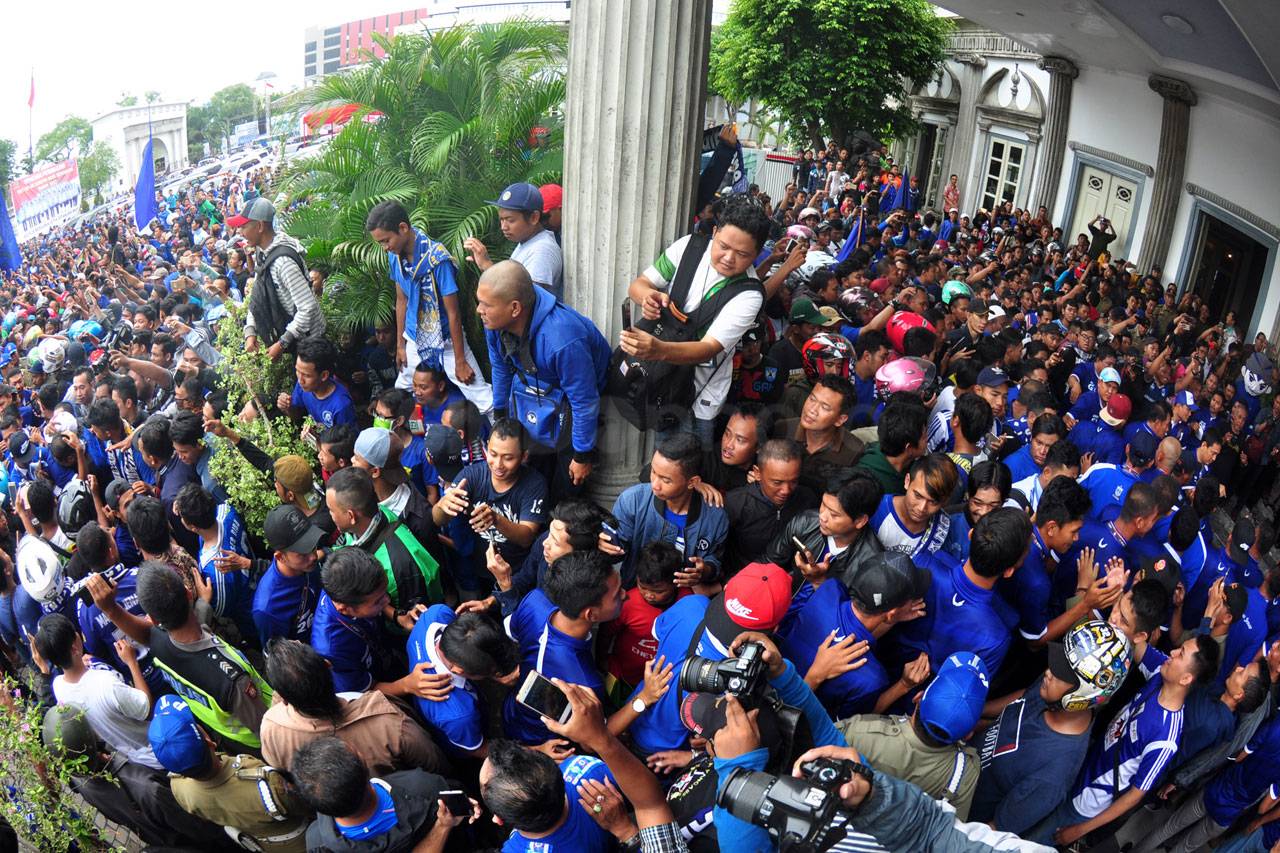 Ribuan Suporter Sambut...