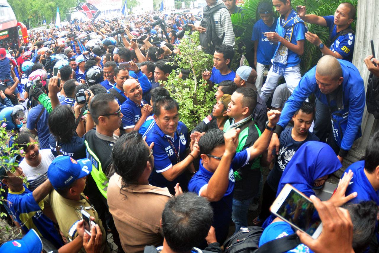 Ribuan Suporter Sambut...