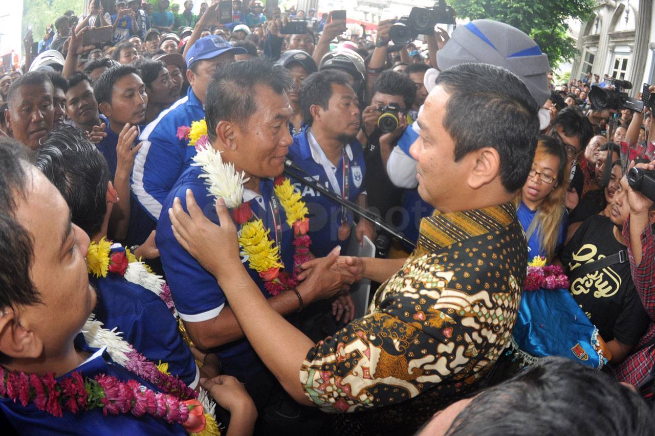 Ribuan Suporter Sambut...