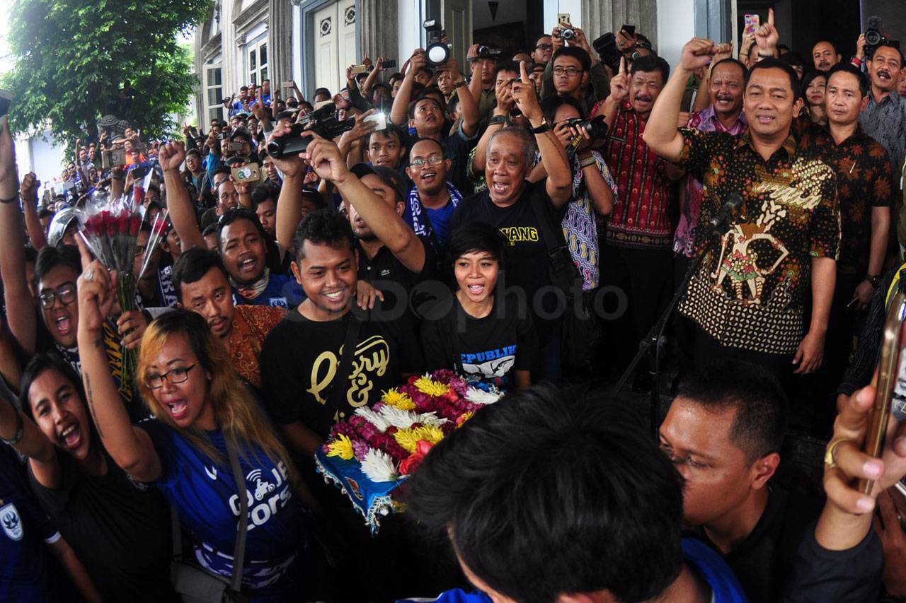 Ribuan Suporter Sambut...