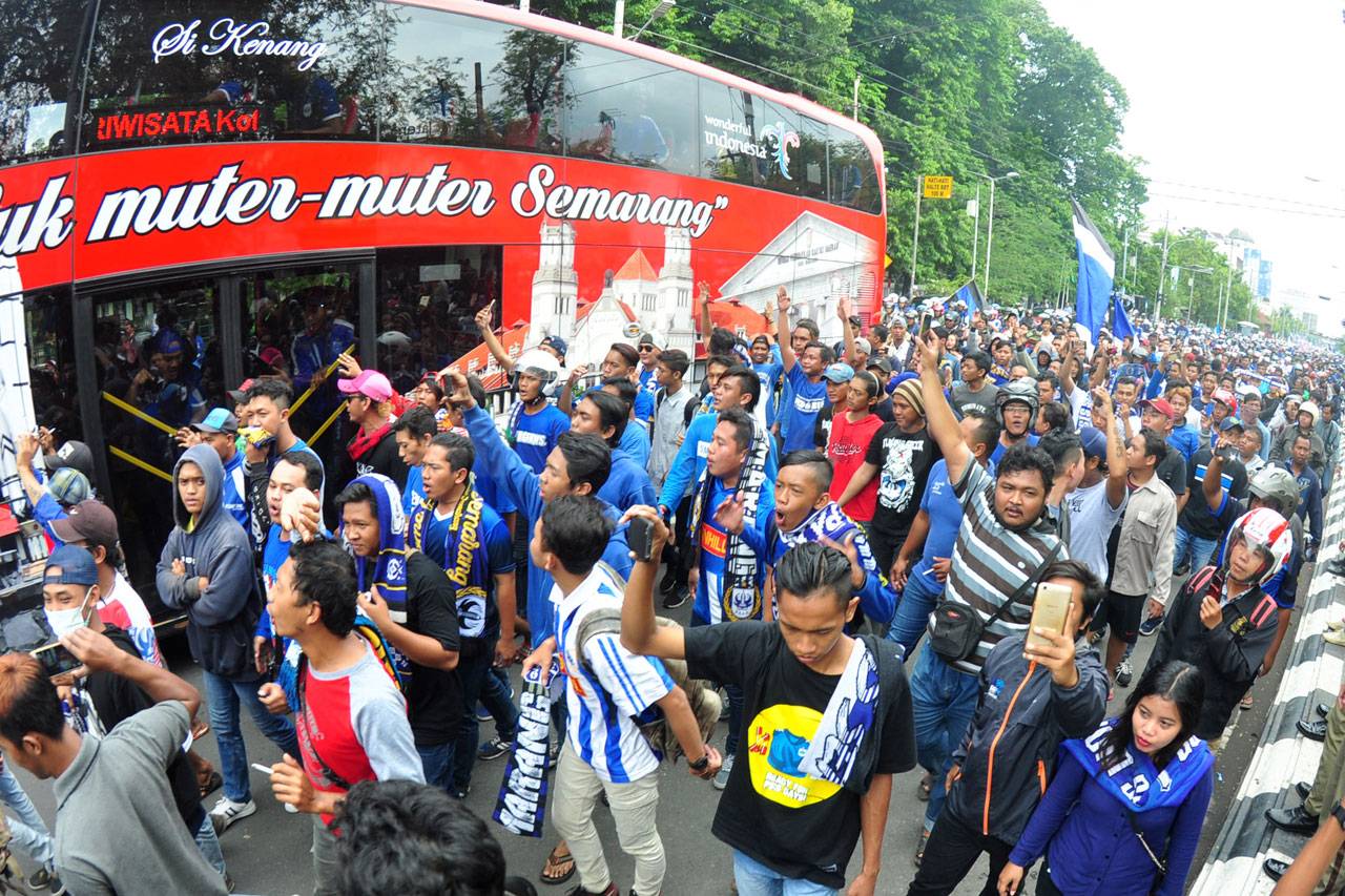 Ribuan Suporter Sambut...