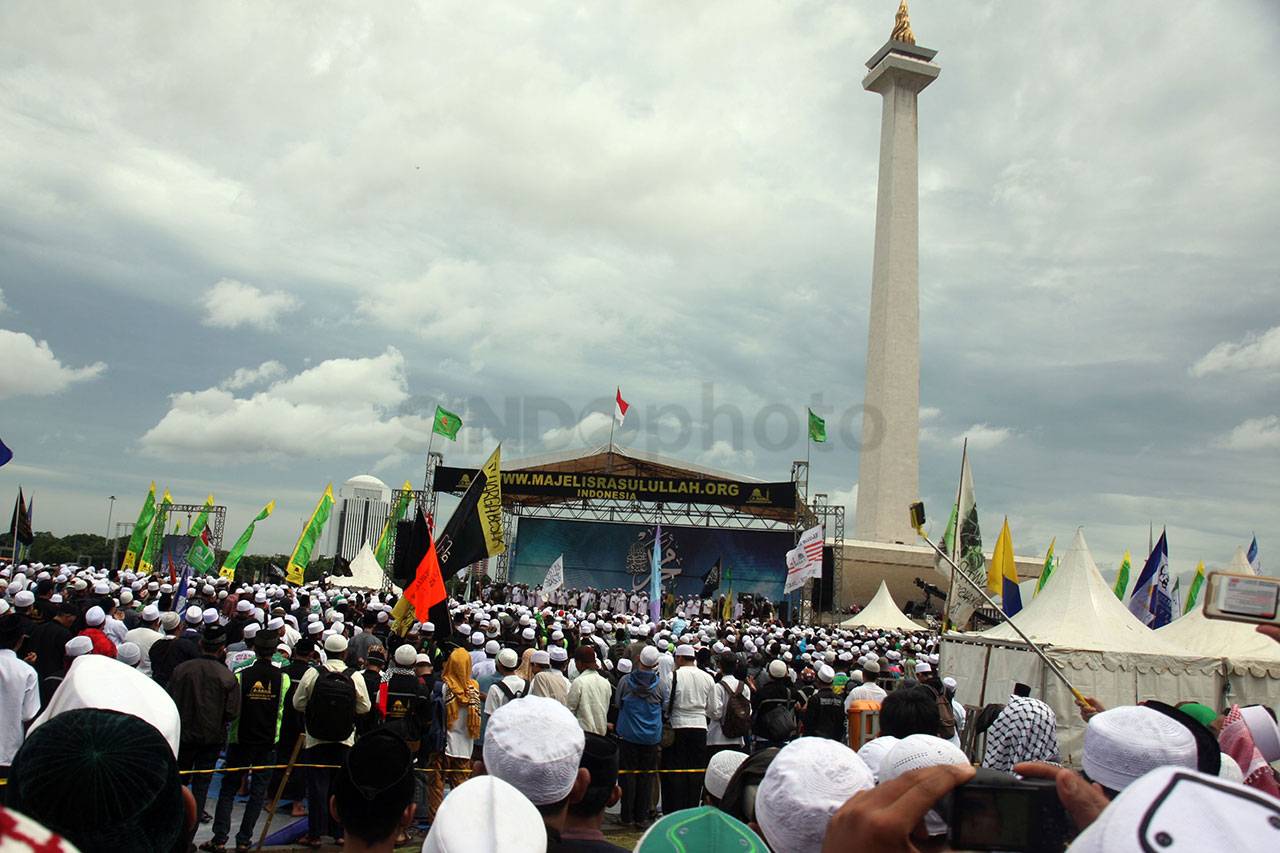 Ribuan Muslim Hadiri...