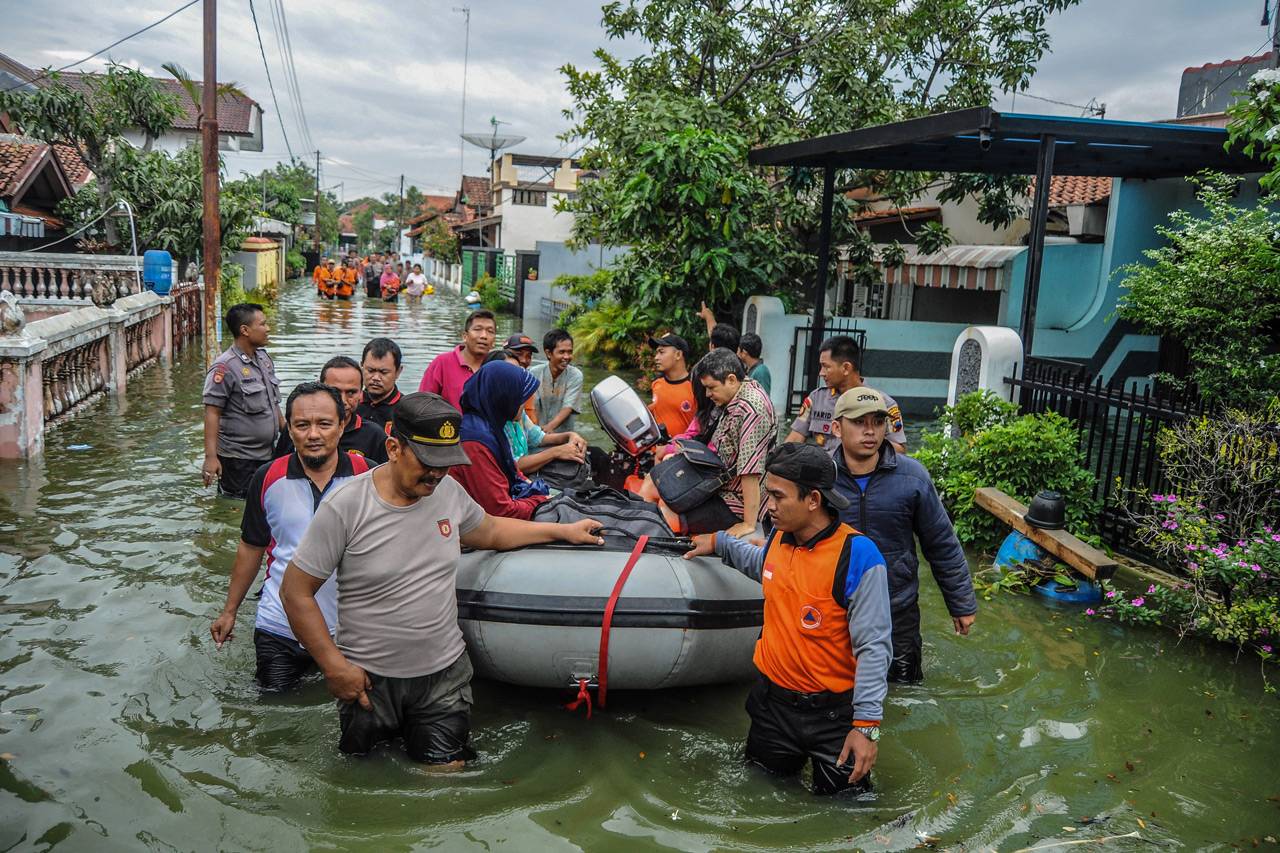 Banjir Pekalongan, Petugas...
