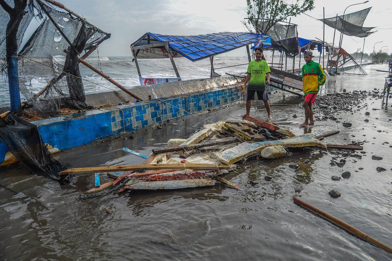 Banjir Pekalongan, Petugas...