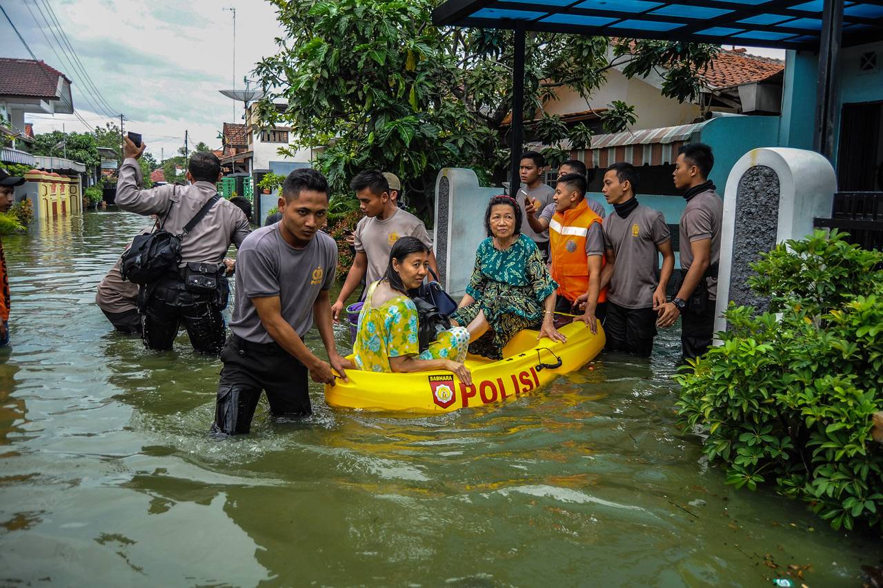 Banjir Pekalongan, Petugas...