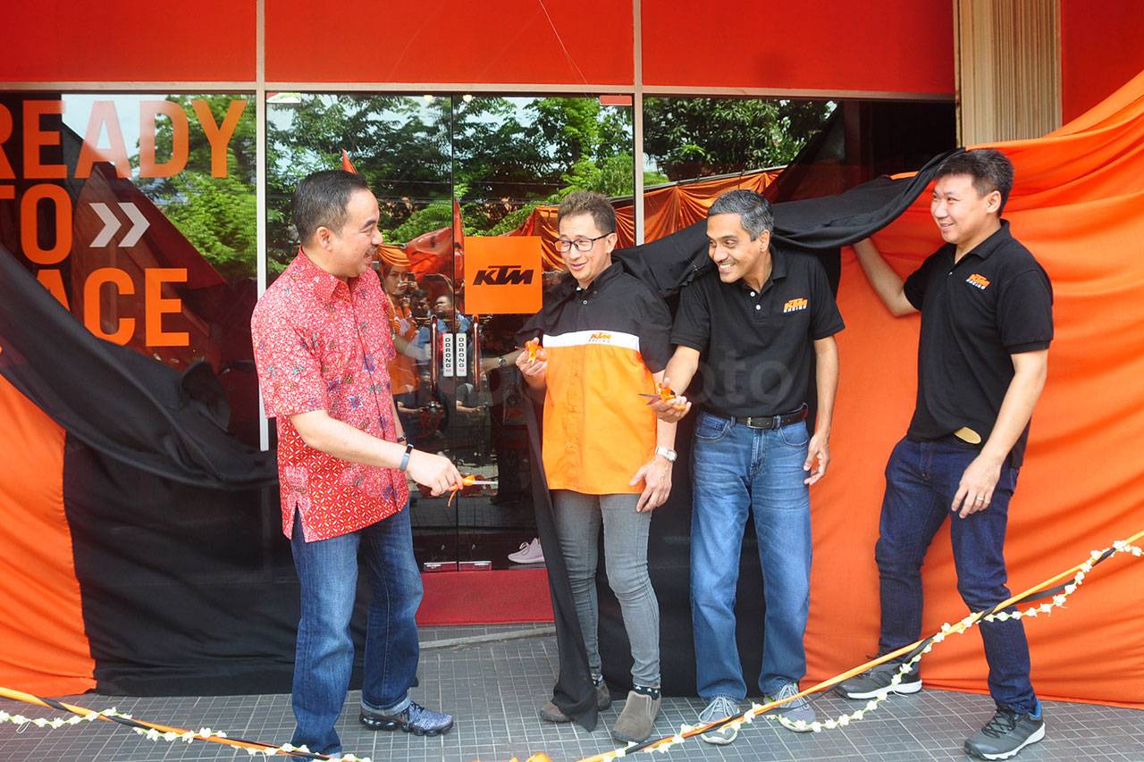 KTM Buka Showroom di...