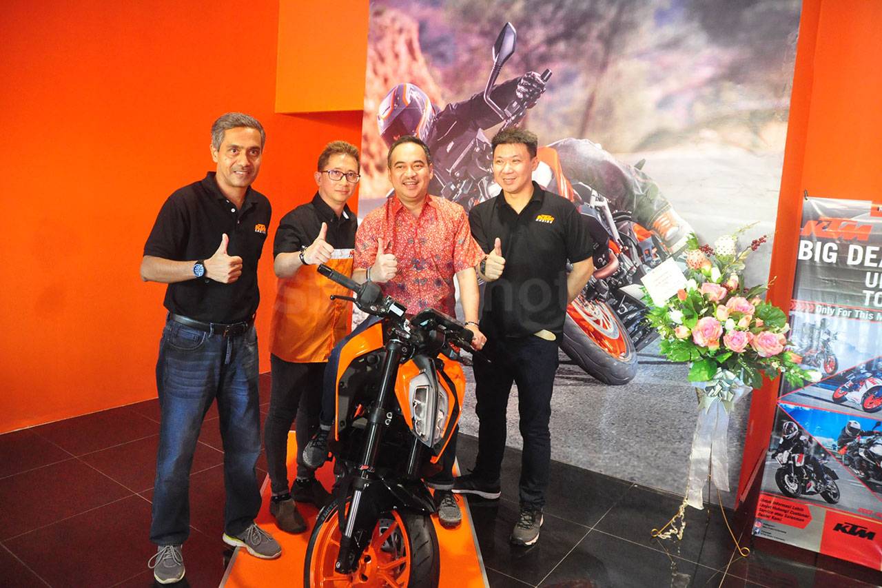 KTM Buka Showroom di...