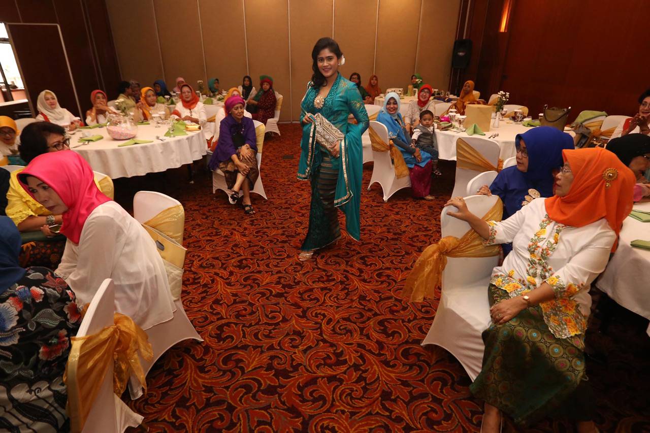 Fashion Show Batik Perpaduan...