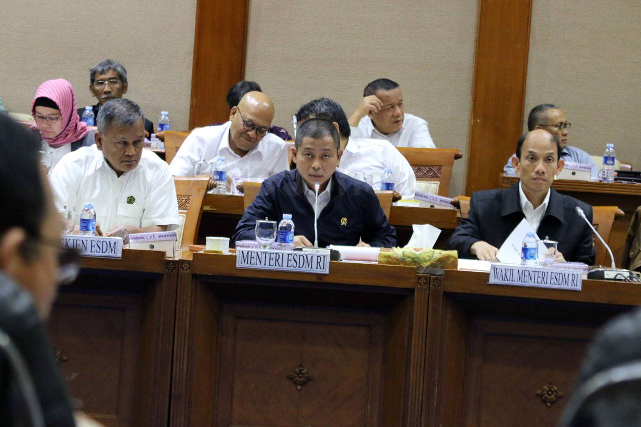 Menteri ESDM Raker dengan...