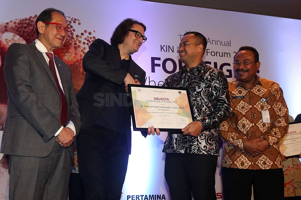 Irwansyah Raih Penghargaan...