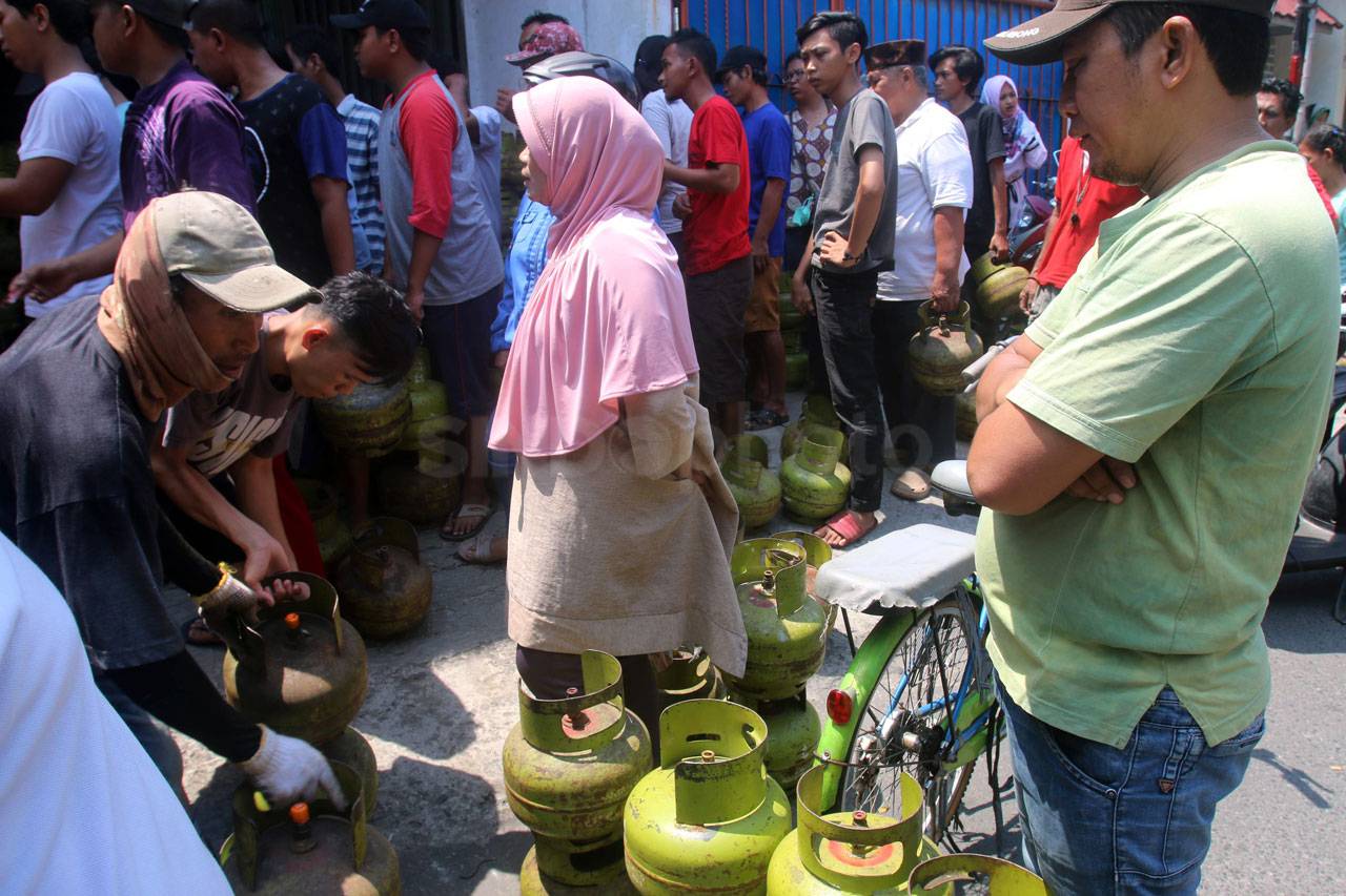 Warga Sumur Batu Antre...