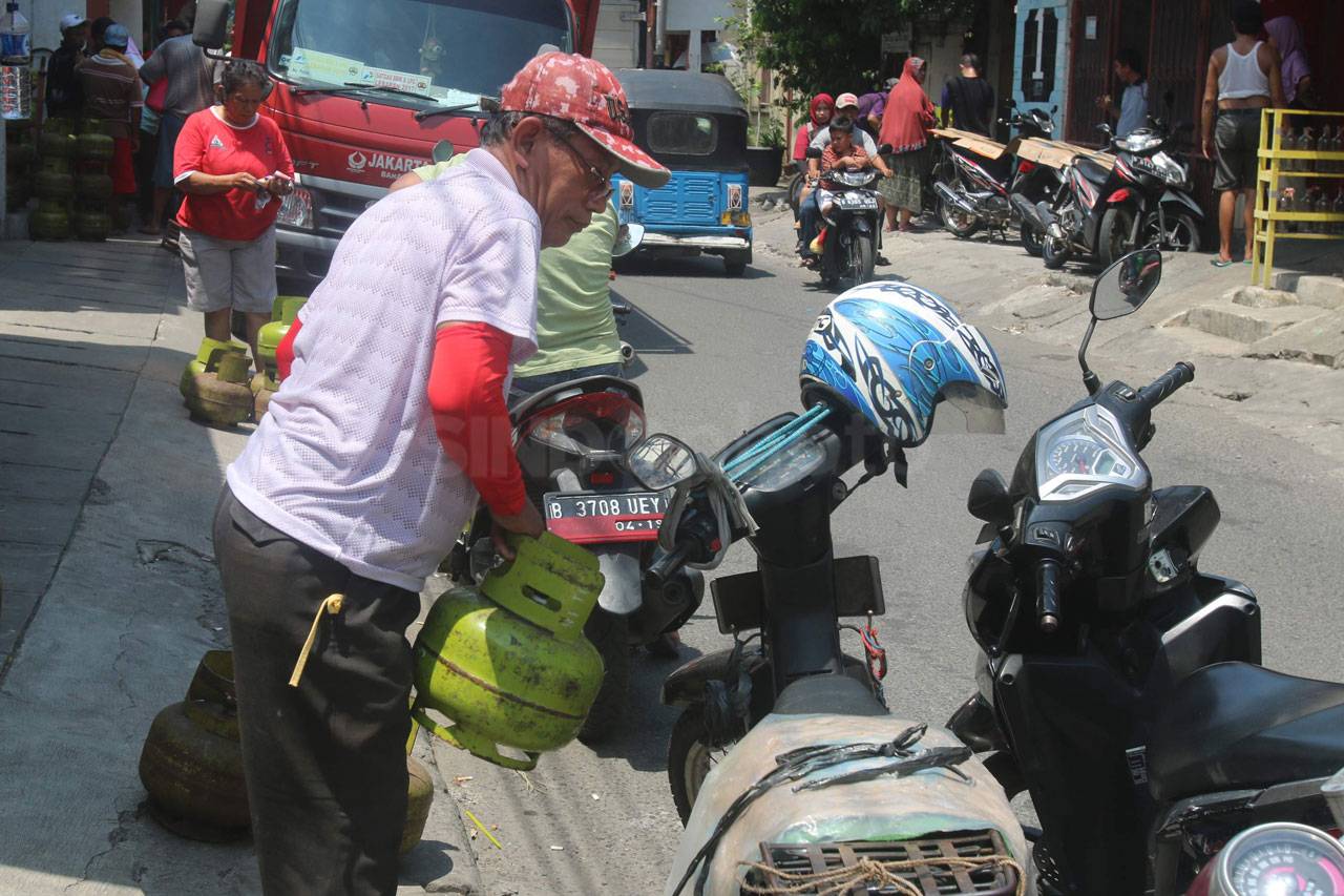 Warga Sumur Batu Antre...