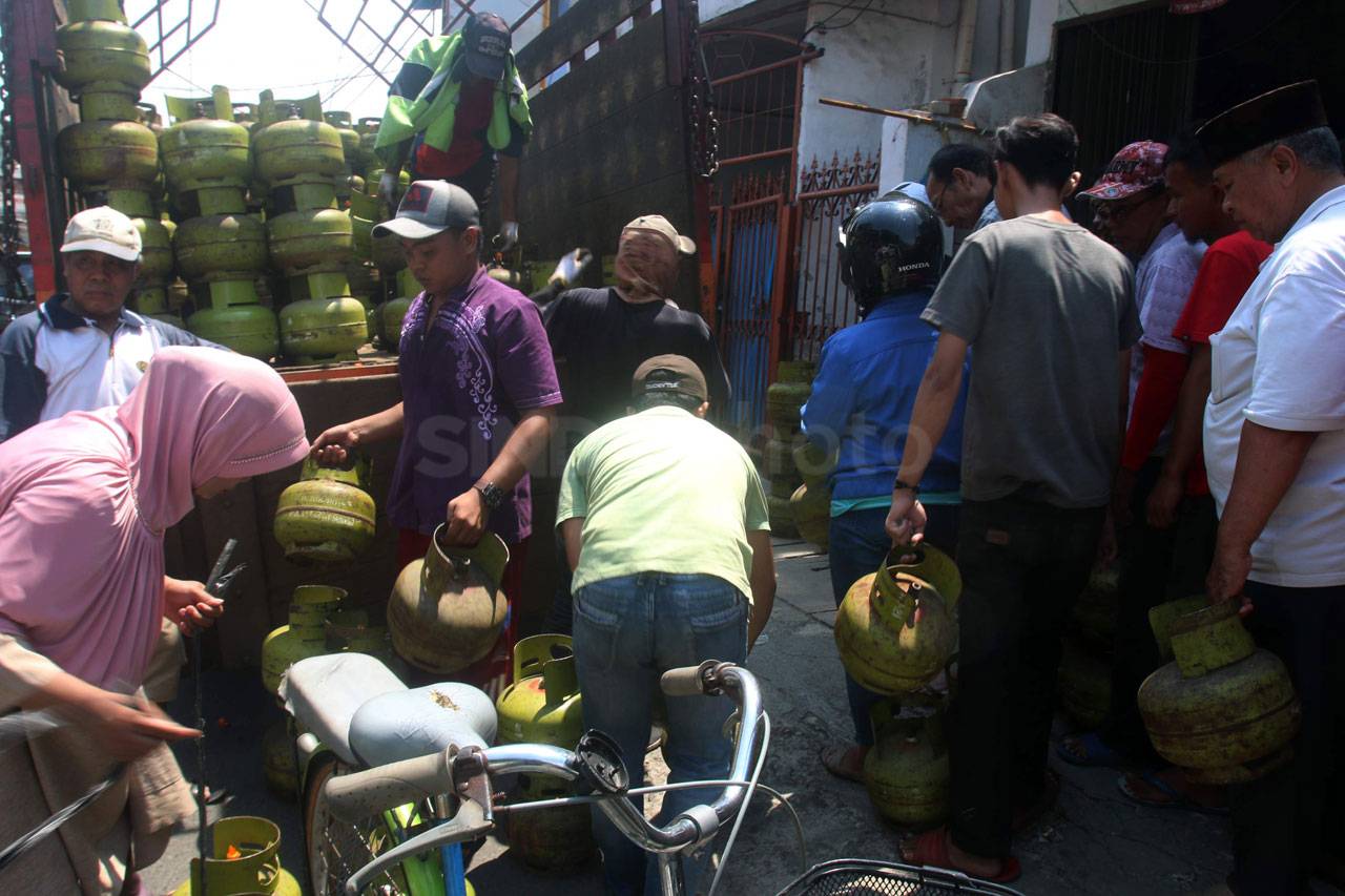 Warga Sumur Batu Antre...