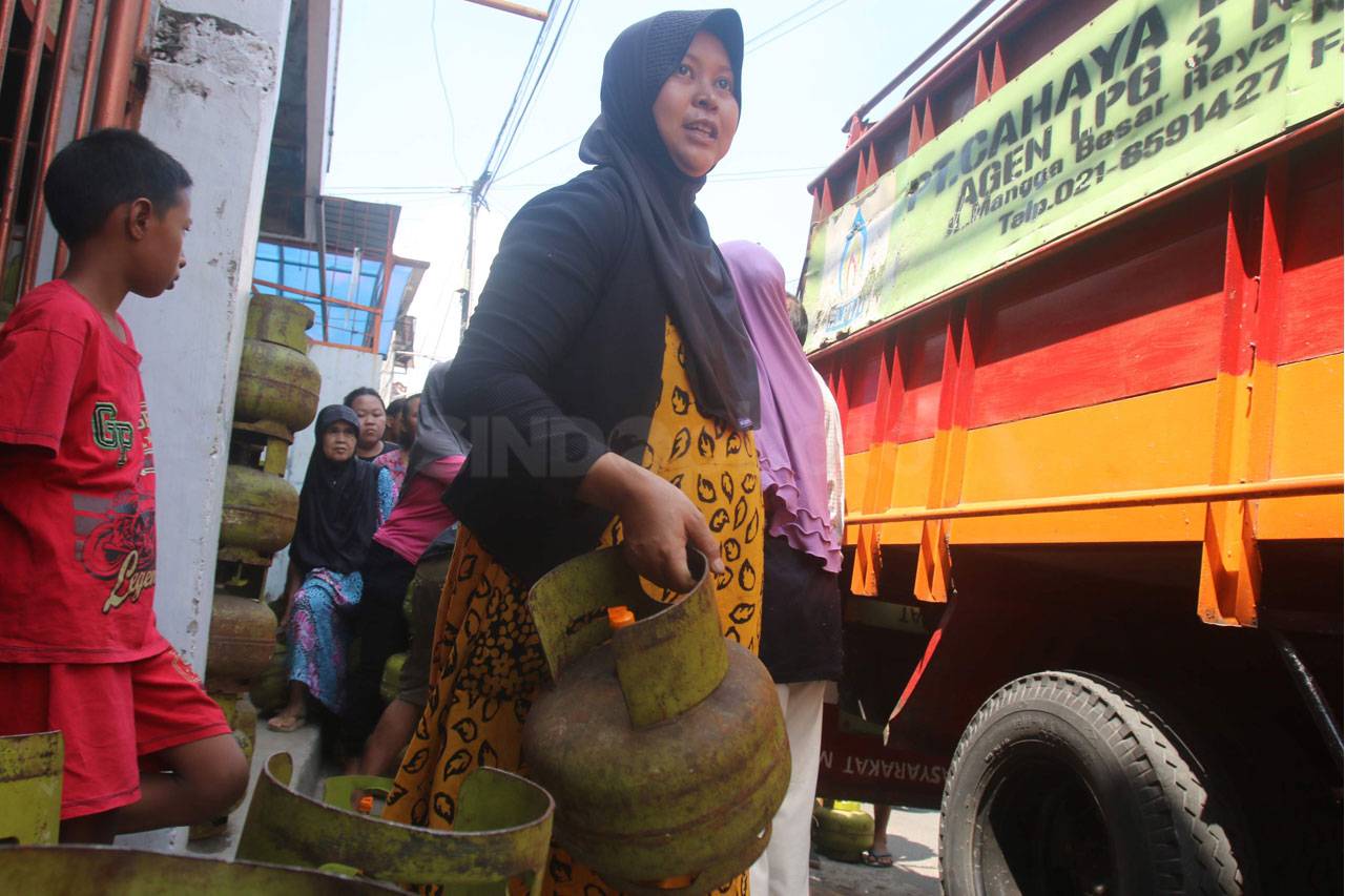 Warga Sumur Batu Antre...