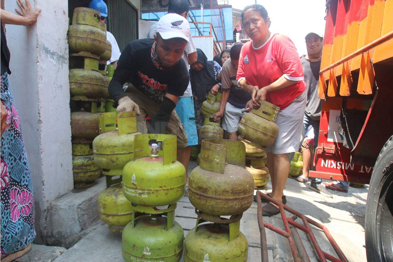 Warga Sumur Batu Antre...