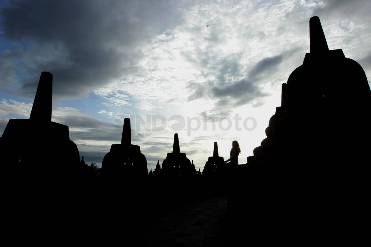 Berburu Sunrise di Candi...