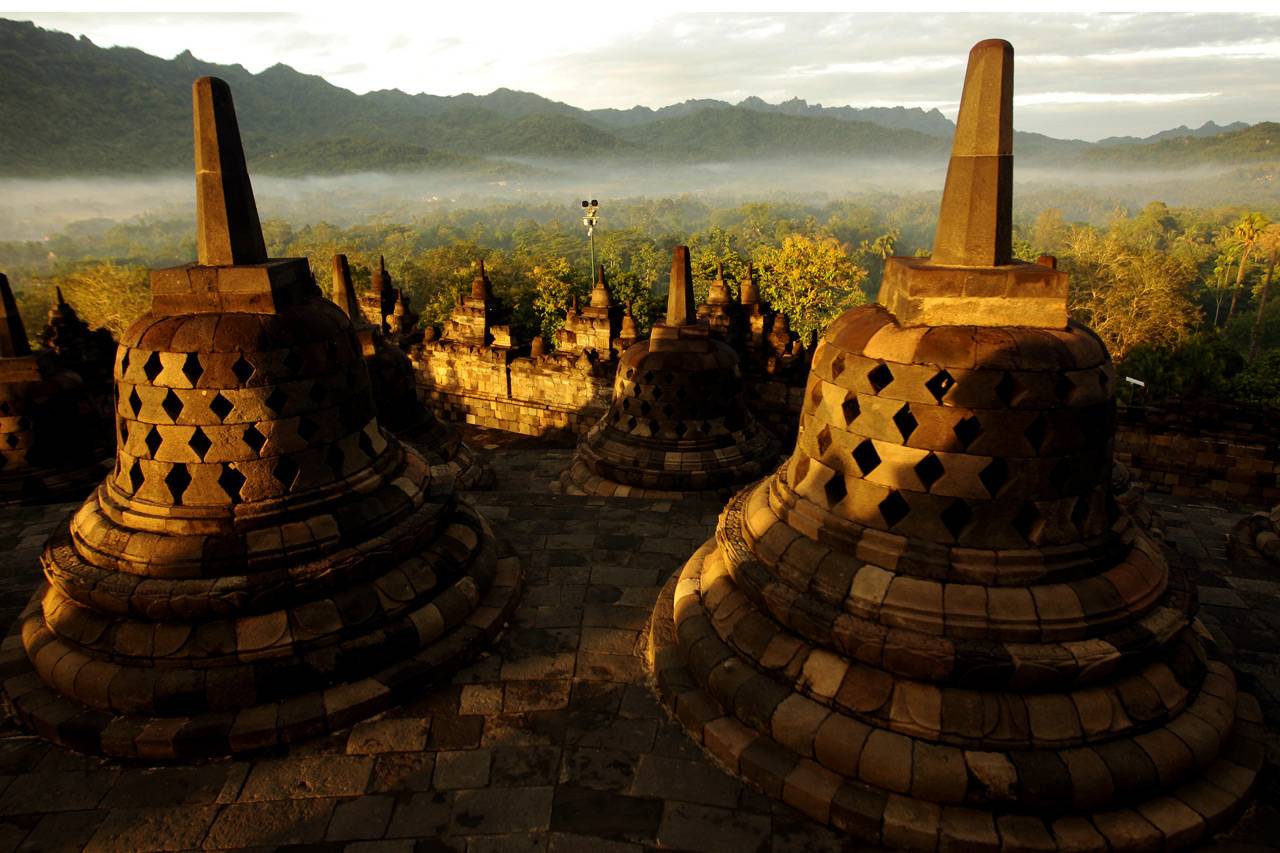 Berburu Sunrise di Candi...