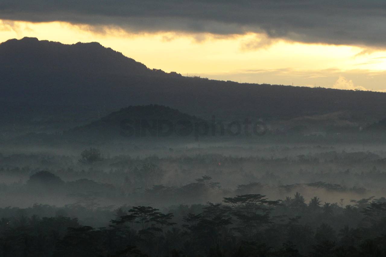 Berburu Sunrise di Candi...