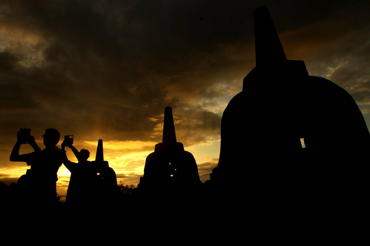 Berburu Sunrise di Candi...