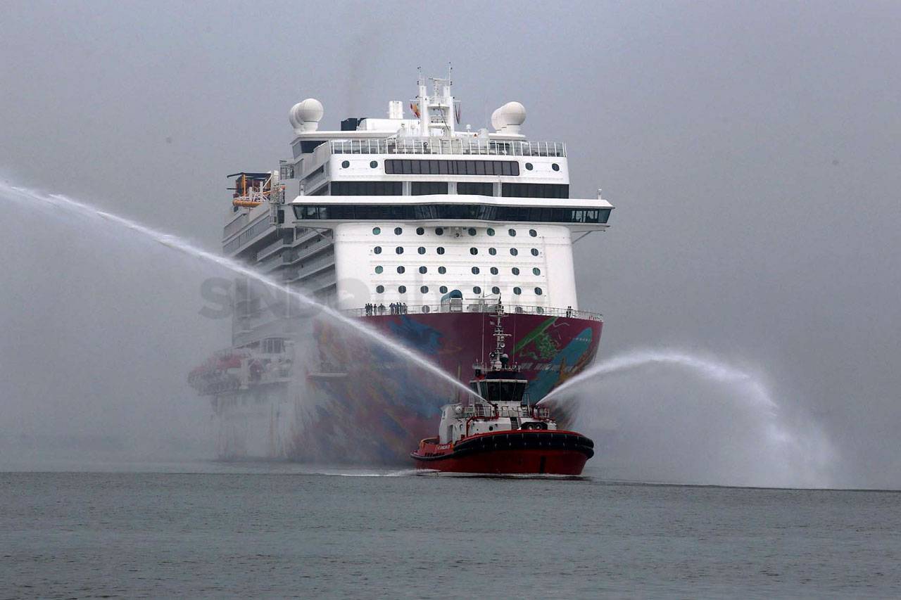 Kapal Pesiar Genting...