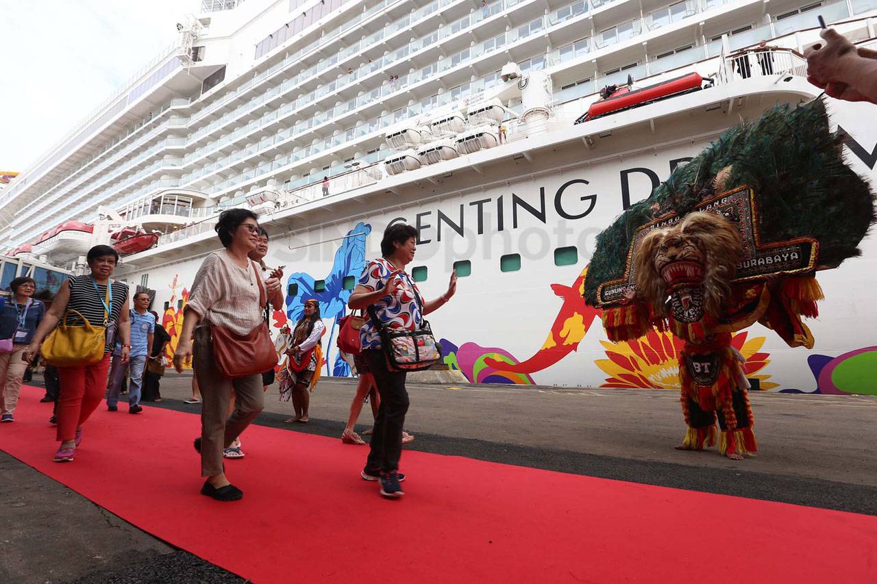 Kapal Pesiar Genting...