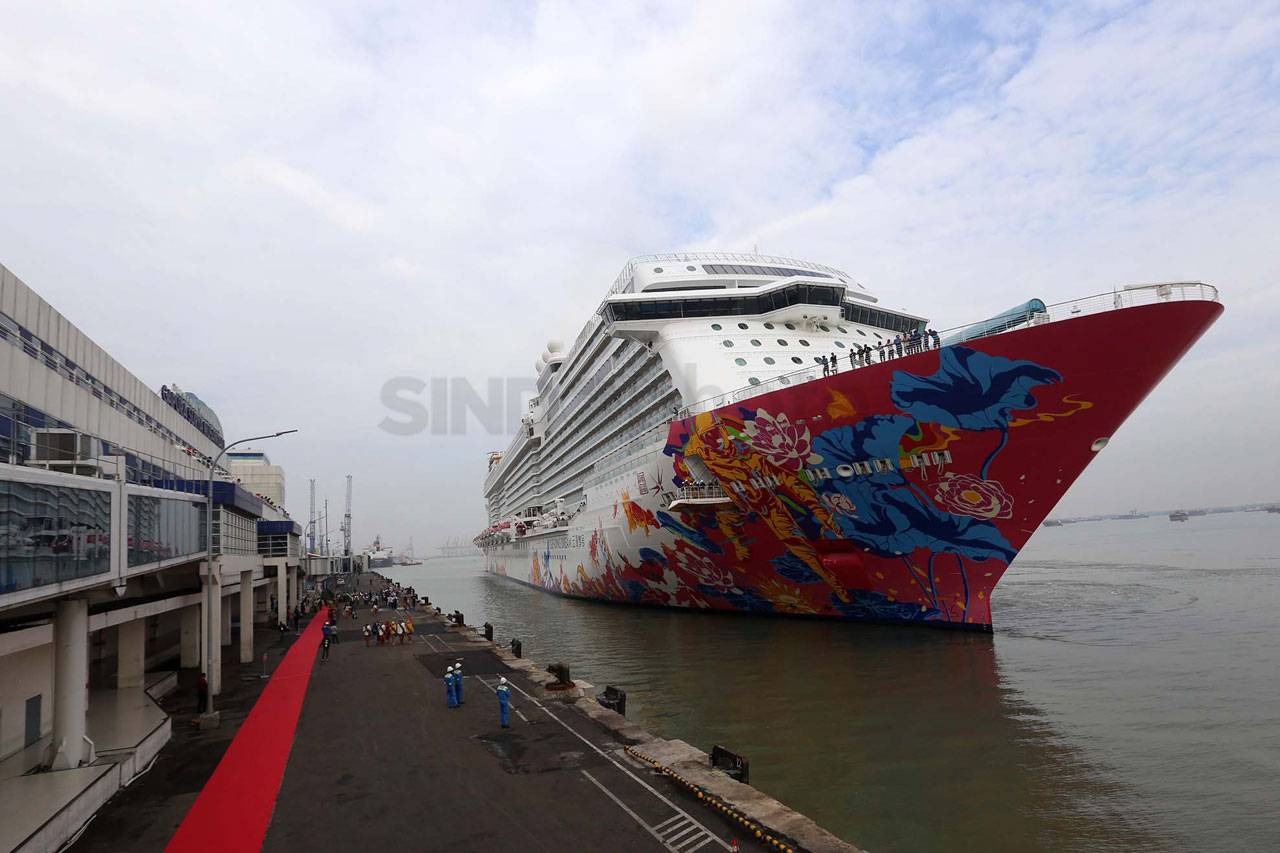 Kapal Pesiar Genting...