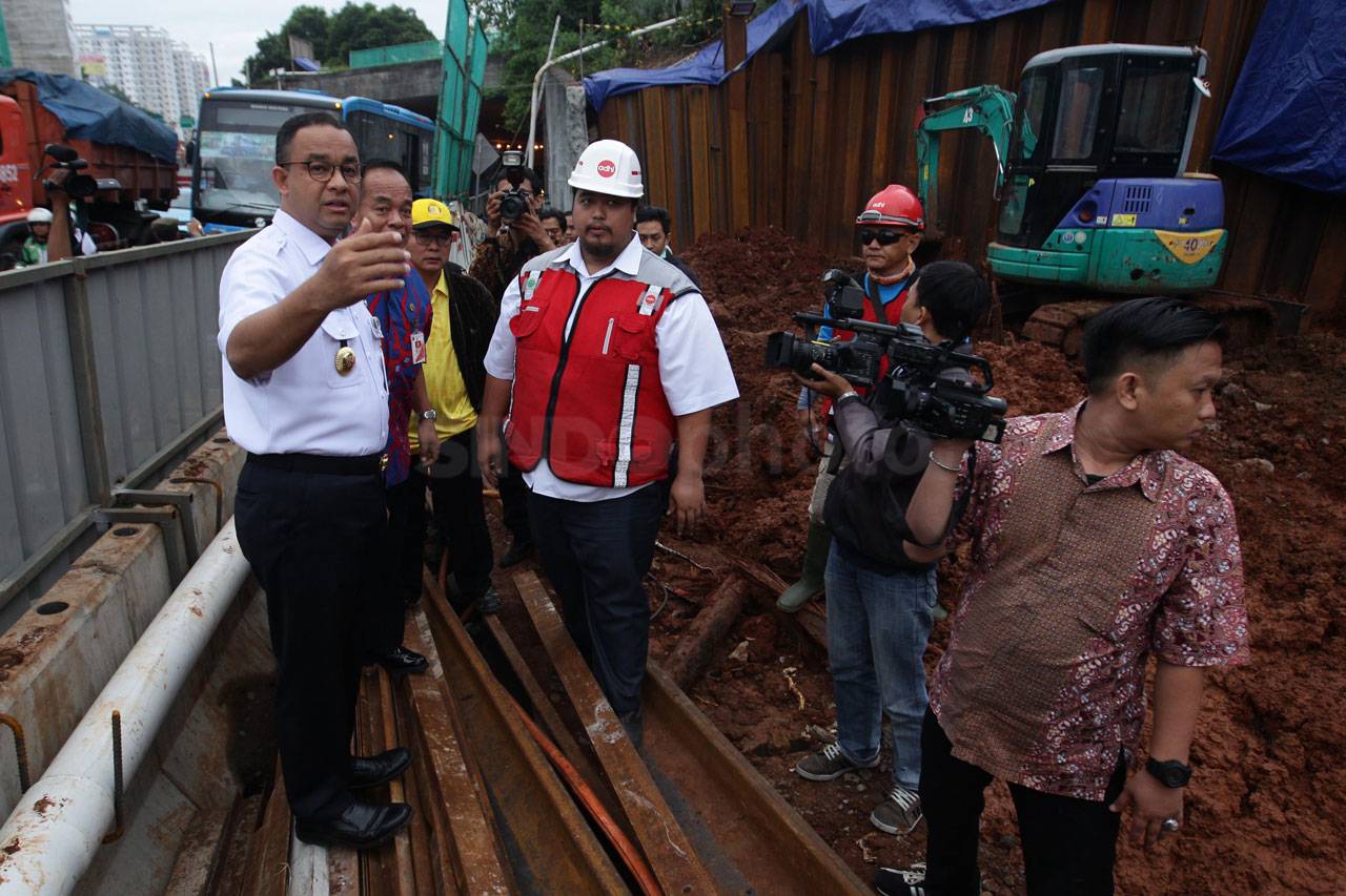 Gubernur Anies Tinjau...