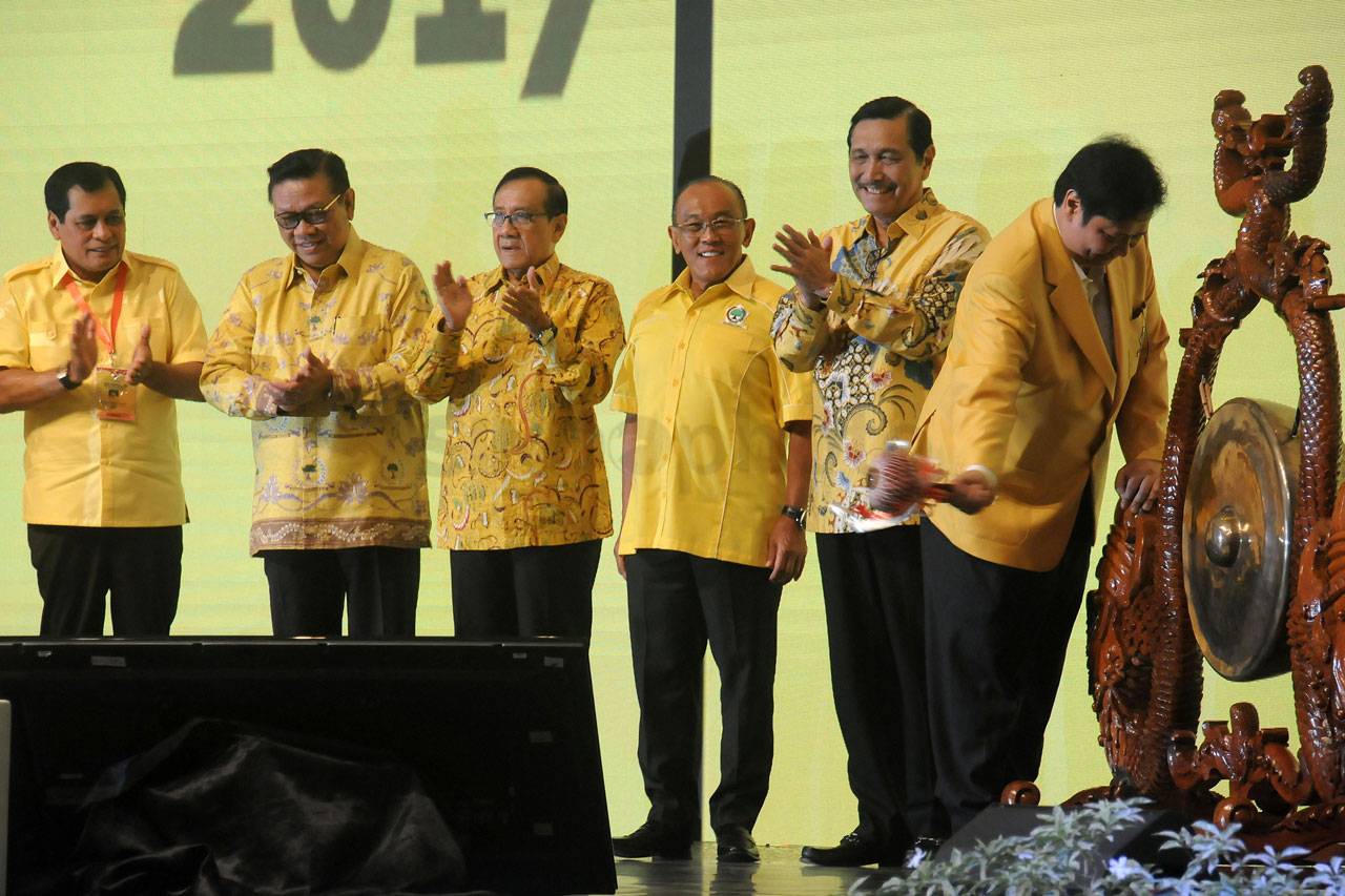 Airlangga Hartarto Buka...