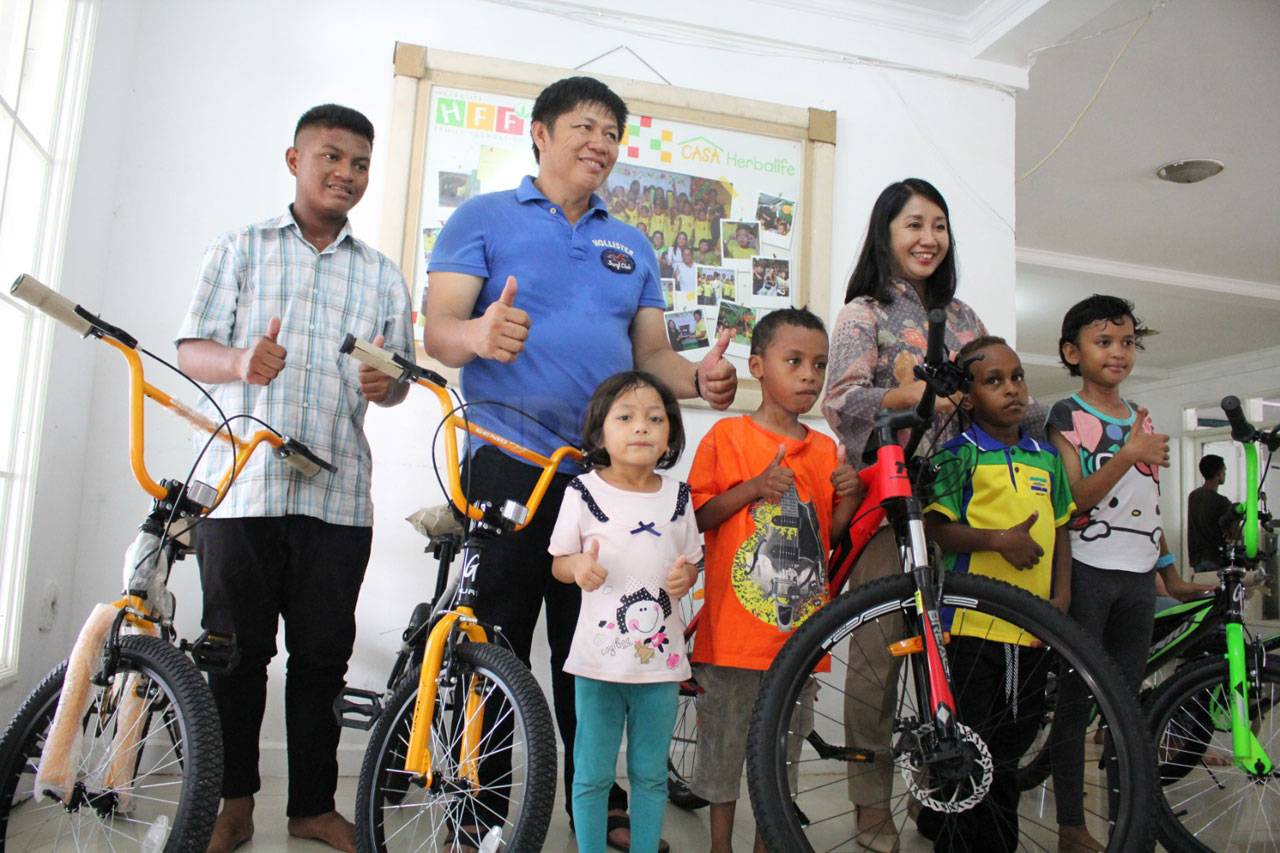 Herbalife Serahkan Donasi...