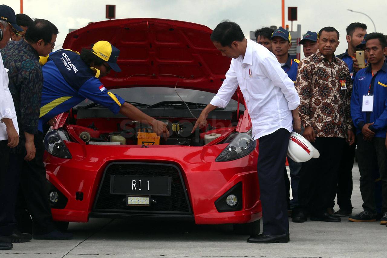 Naik Mobil Listrik Buatan...