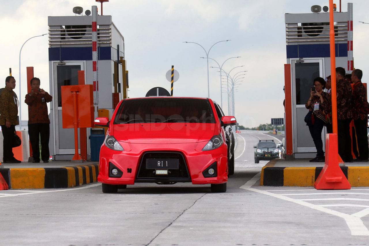 Naik Mobil Listrik Buatan...