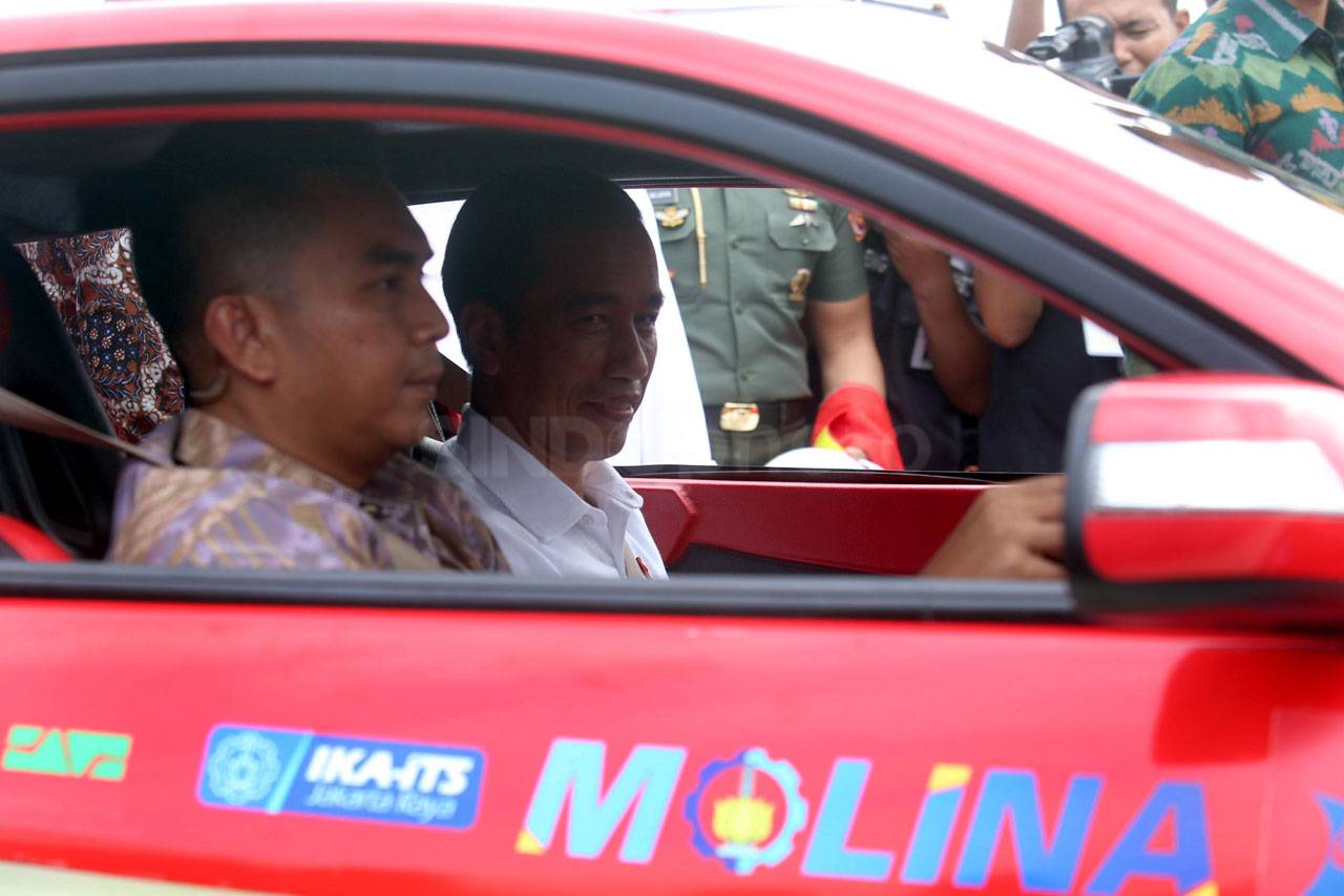 Naik Mobil Listrik Buatan...
