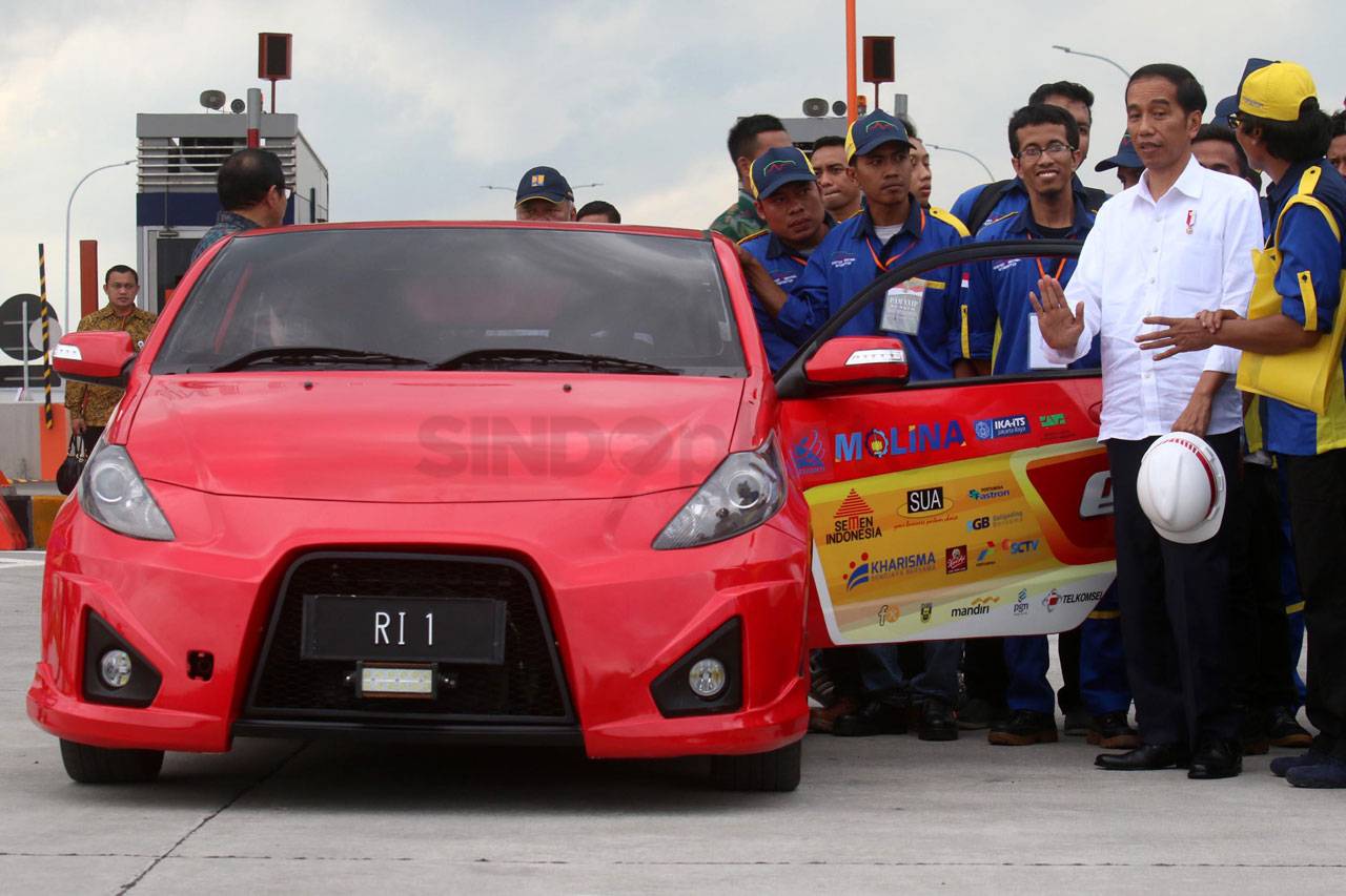 Naik Mobil Listrik Buatan...