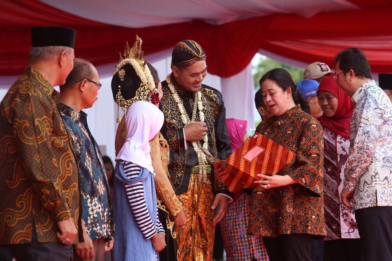 Menko PMK Hadiri Peringatan...