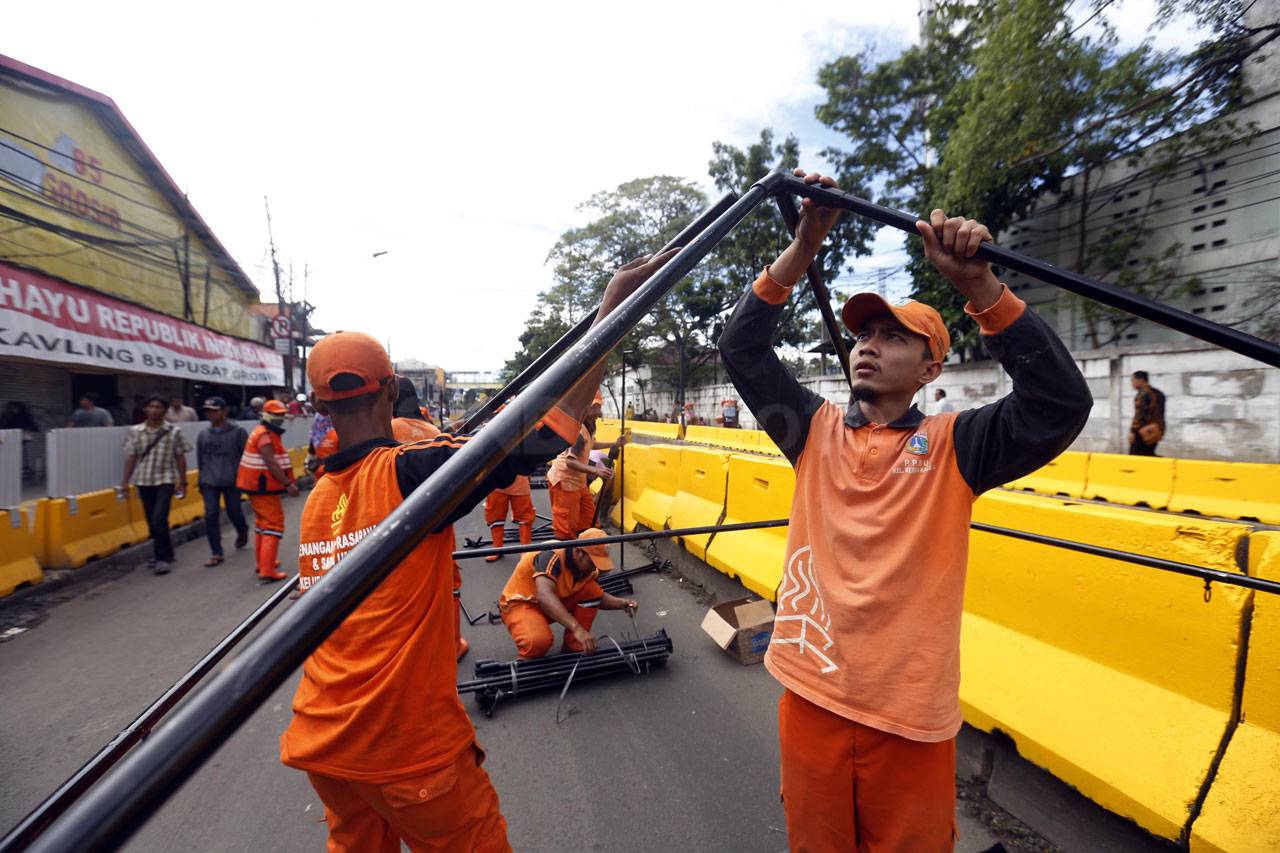 Gubernur Anies Bagikan...