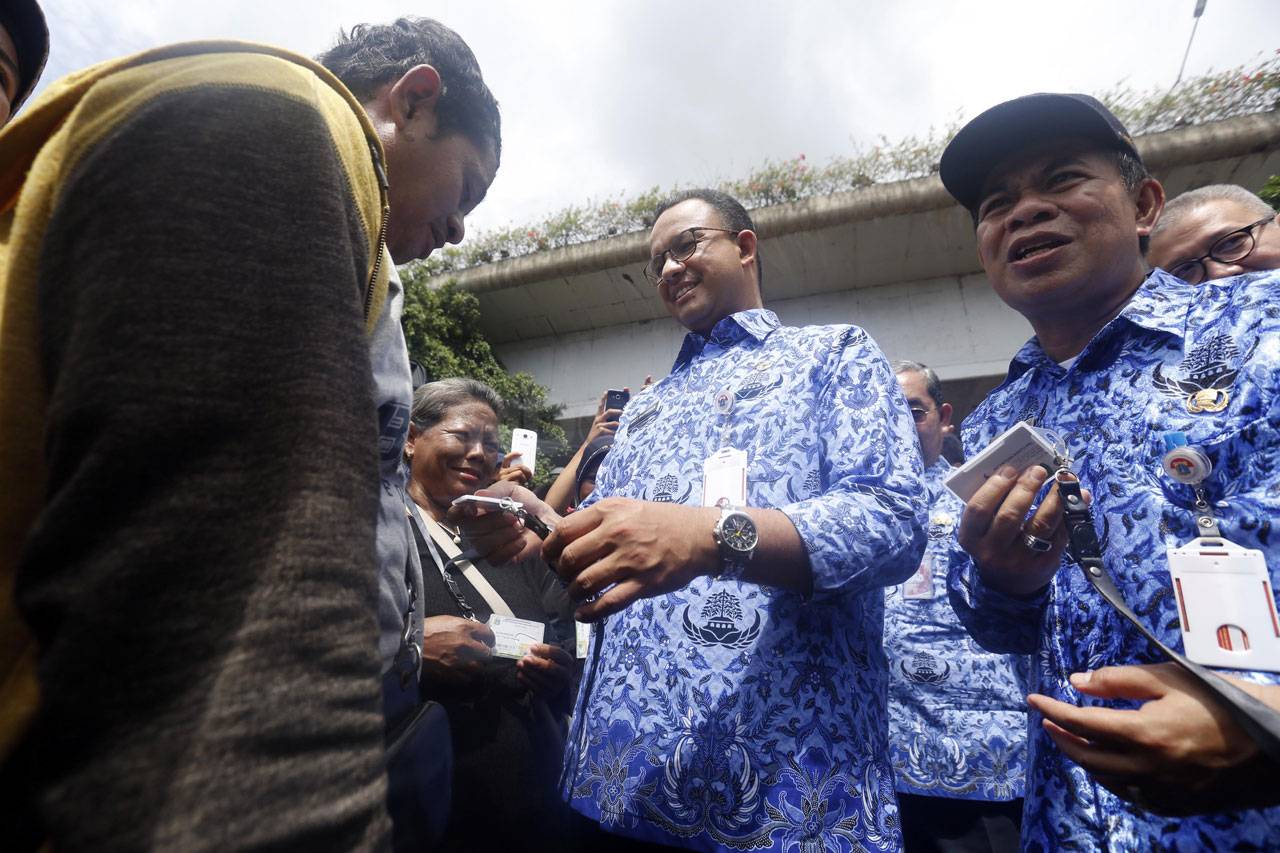 Gubernur Anies Bagikan...