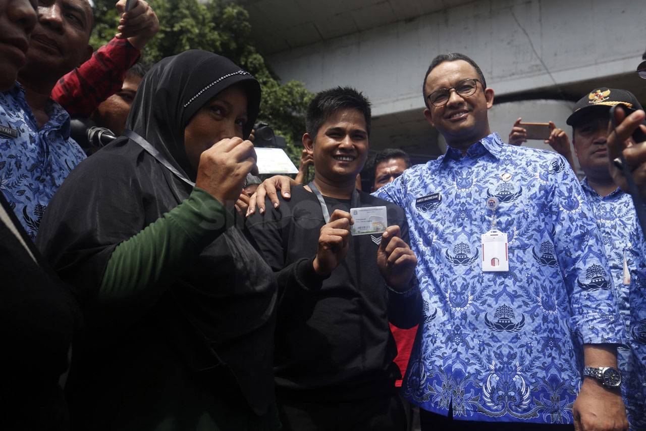 Gubernur Anies Bagikan...