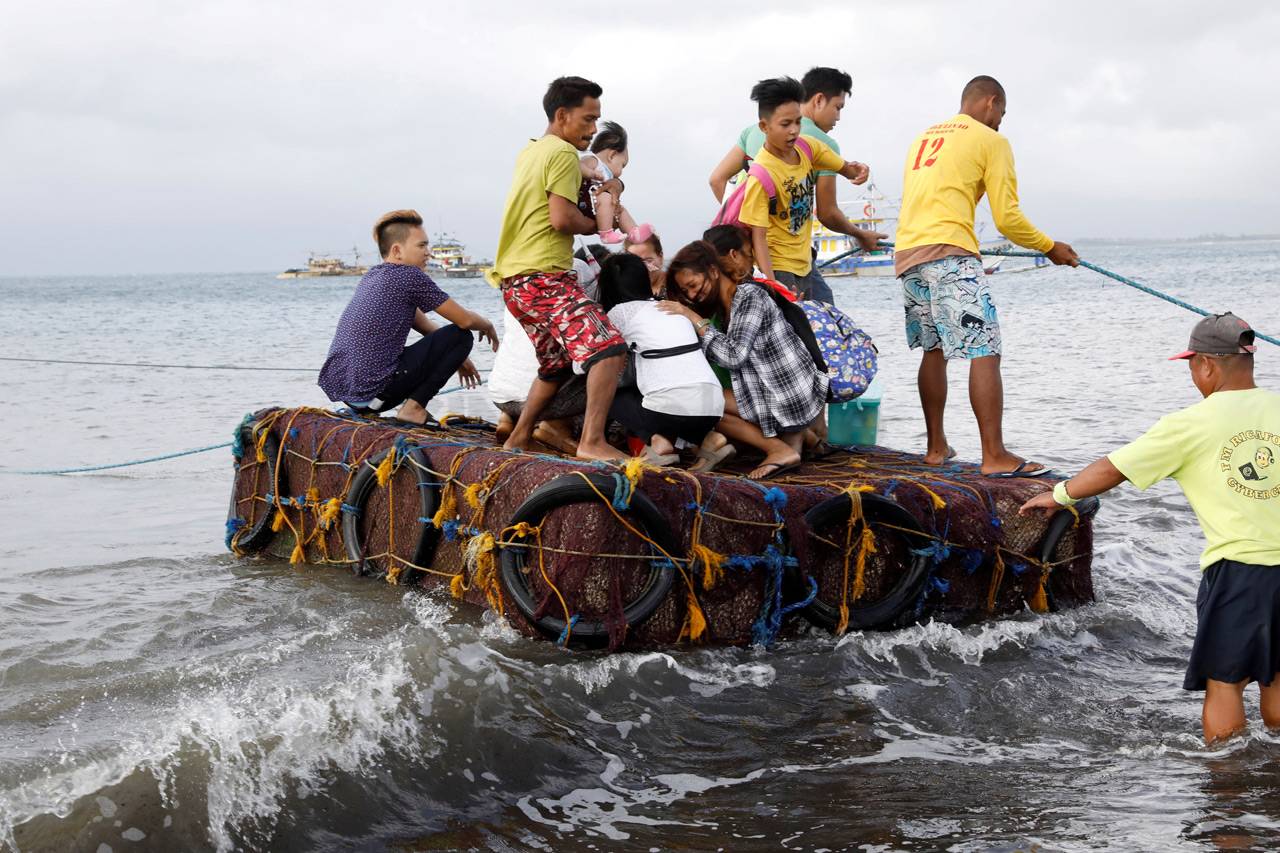 Cuaca Buruk, Kapal Feri...