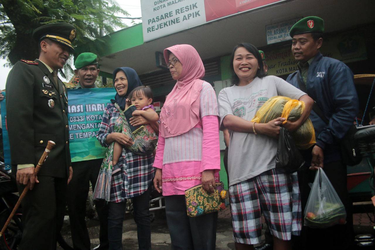 Prajurit TNI Jadi Tukang...