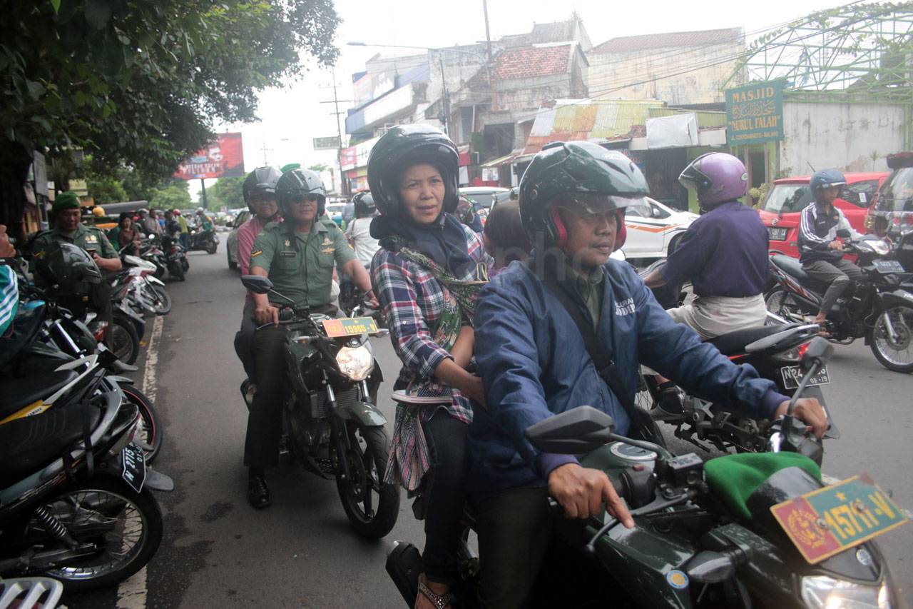 Prajurit TNI Jadi Tukang...
