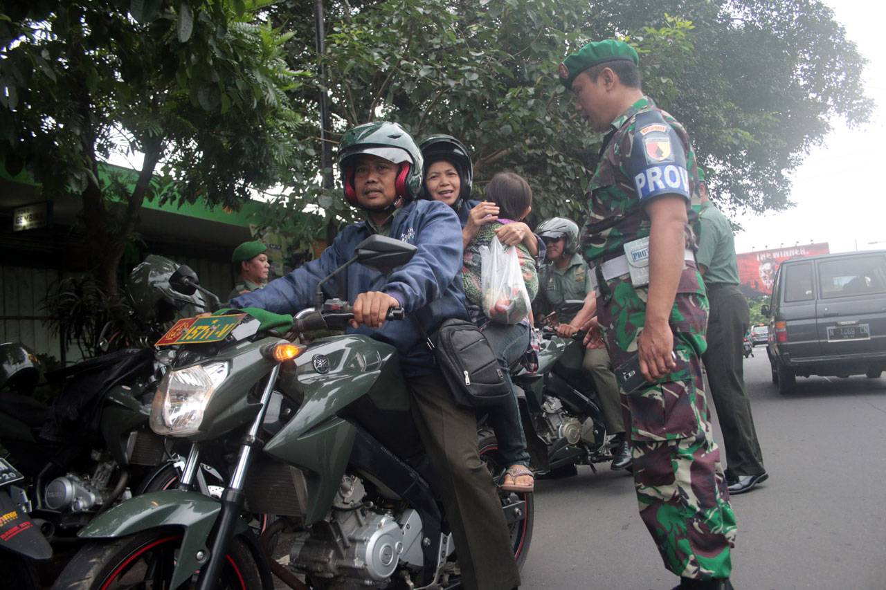 Prajurit TNI Jadi Tukang...