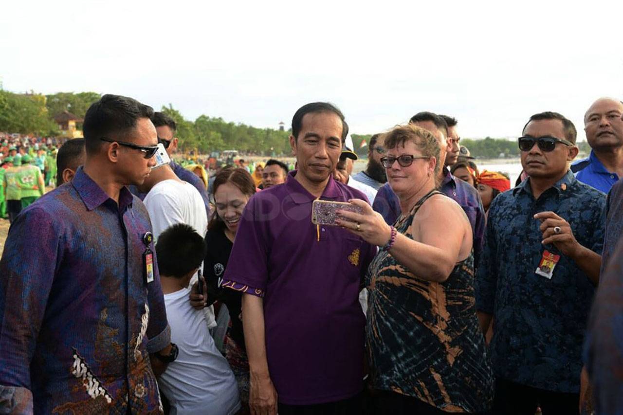 Presiden Jokowi Kunjungi...