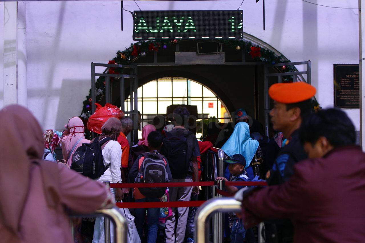 Libur Akhir Tahun, Stasiun...