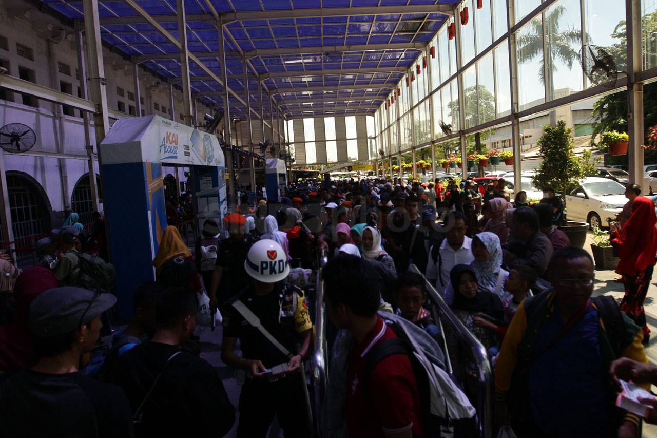 Libur Akhir Tahun, Stasiun...