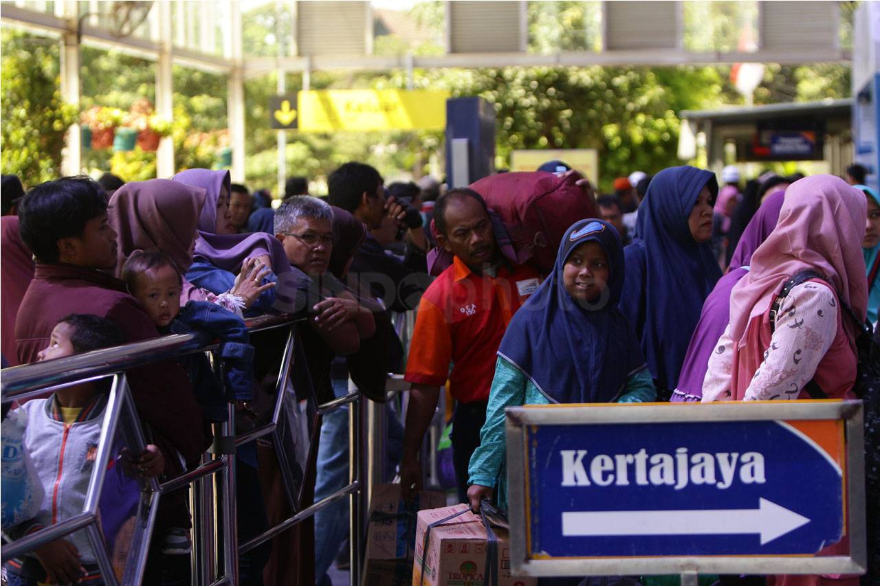 Libur Akhir Tahun, Stasiun...