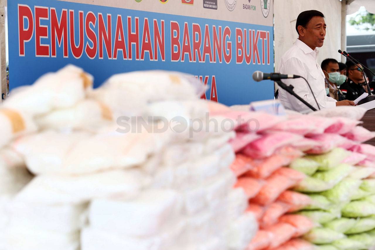 Polri dan BNN Musnahkan...